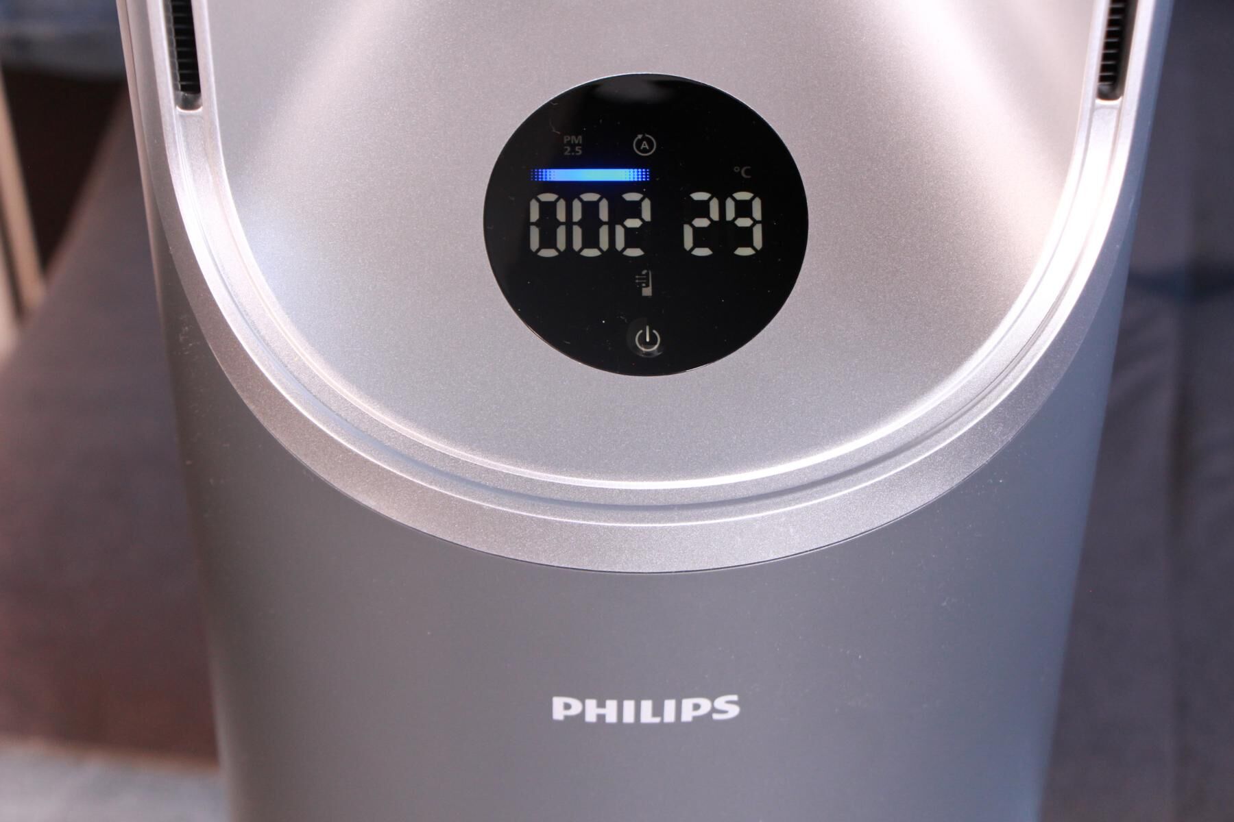 Das Display des Philips Air Performer Series 8000 wird in der Nahaufnahme von der Seite gezeigt.